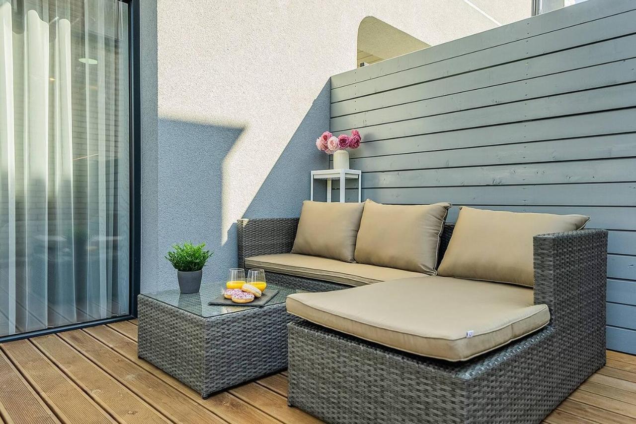 Lovely Apartment With Private Terrace By Urban Rent Kaunas Exterior photo